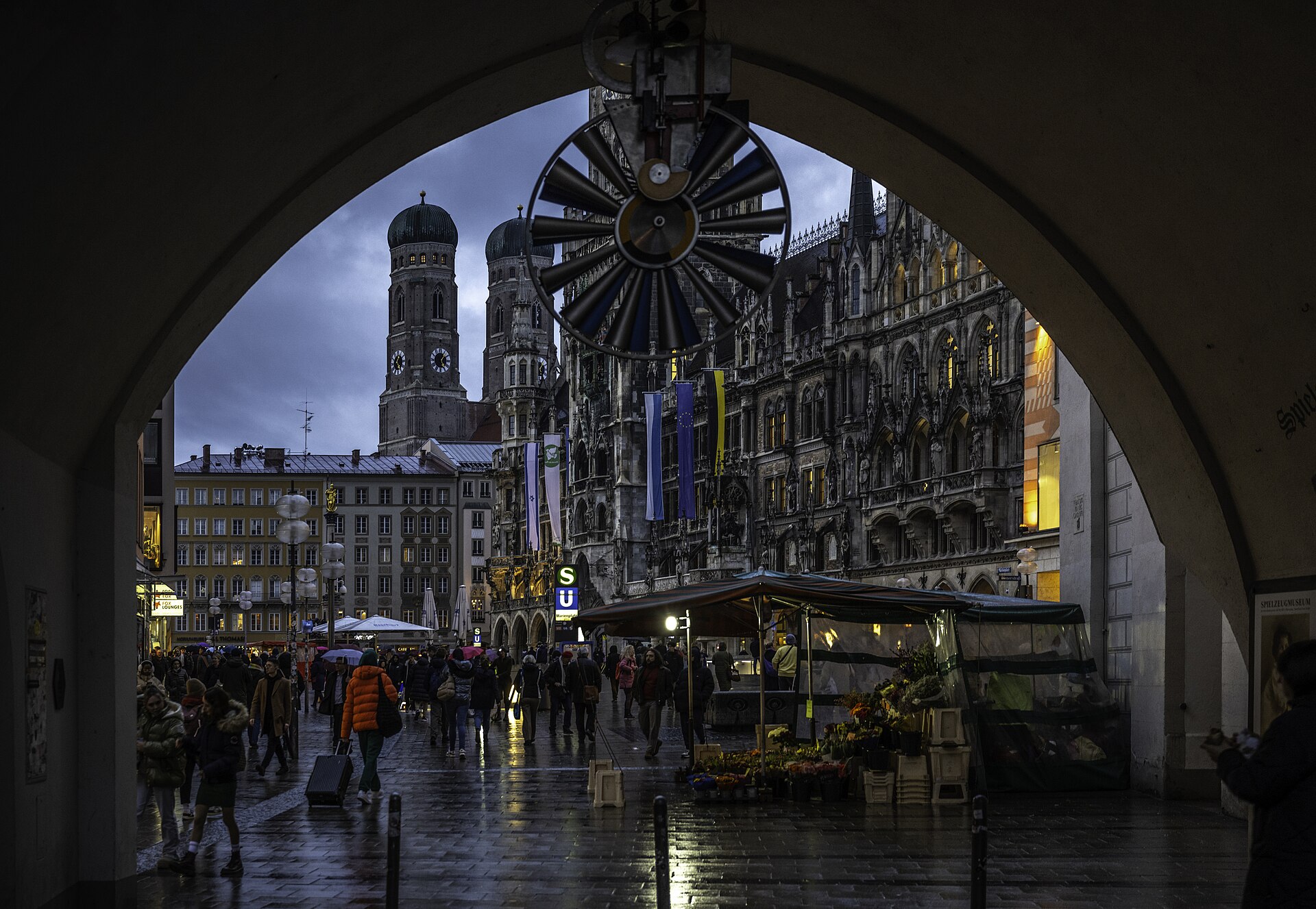 Marienplatz in München mit Rathaus und Frauenkirche